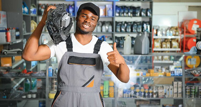 Mitarbeiter im Materiallager