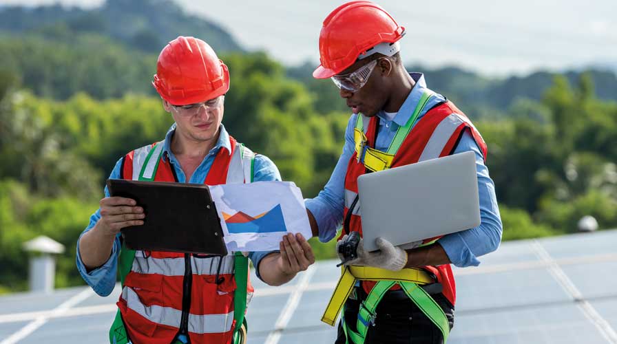 Deux employés de Wendit effectuant un bilan énergétique d'une installation solaire sur toiture
