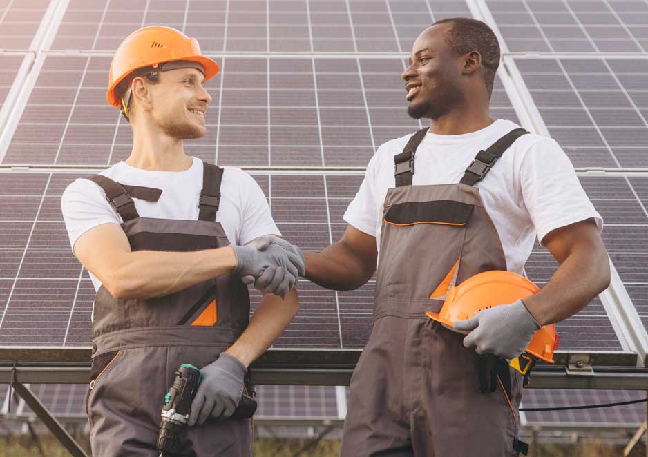 Deux employés de Wendit devant une centrale solaire au sol