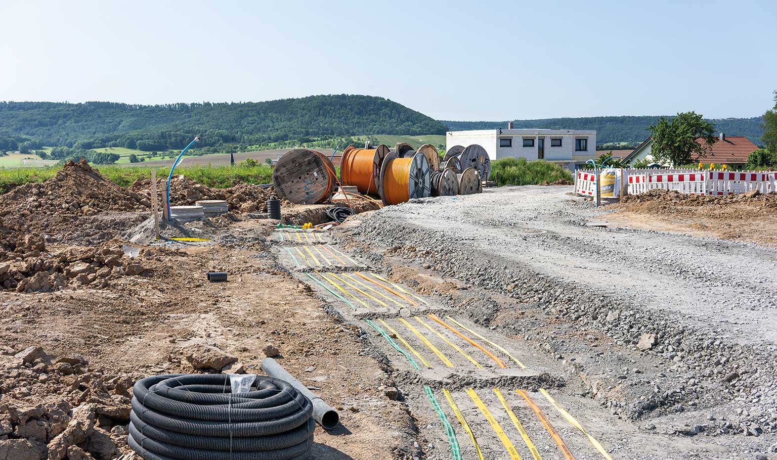 Pose de câbles pour l'énergie et les télécommunications et construction de routes en zone urbaine