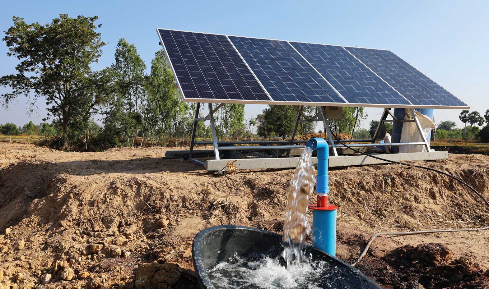 Parc solaire au sol équipé d'une pompe de puits pour l'approvisionnement en eau potable