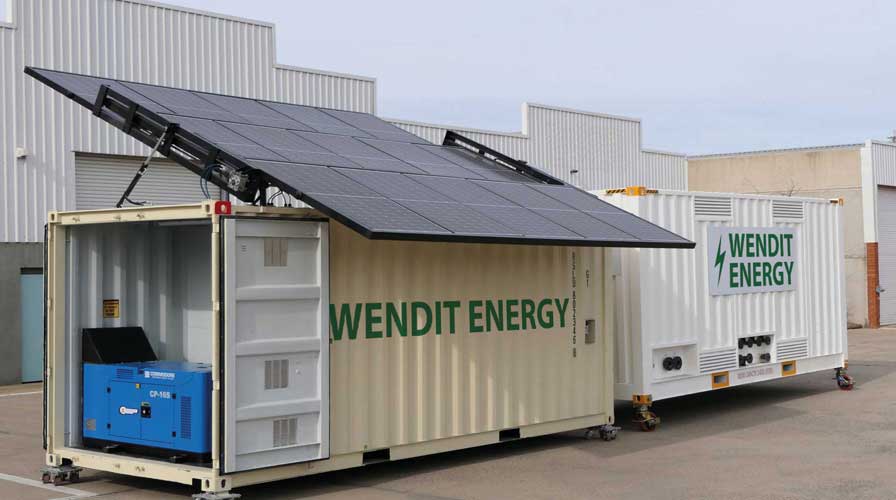 Installations solaires hors réseau en conteneurs Wendit Energy devant des bâtiments industriels en Afrique