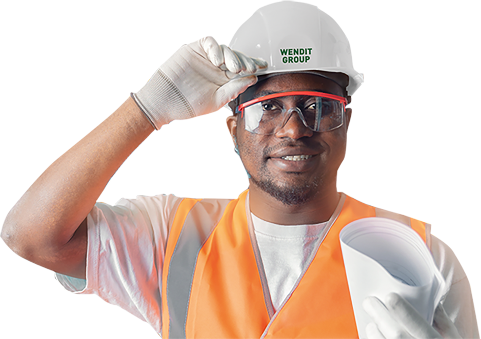 Un collaborateur de Wendit en Guinée, portant un casque et tenant un plan de projet